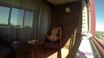 Sara Ray's balcony show in Madrid: a public pleasure